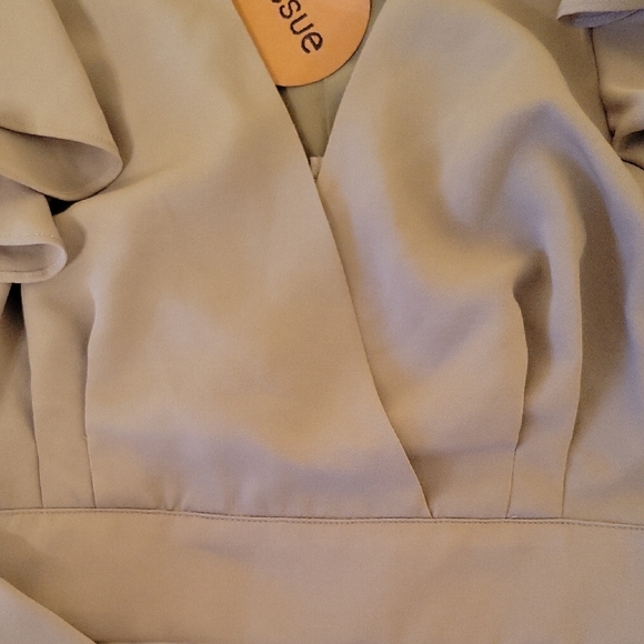 NEW Essue Ruffle Blouse - Picture 3 of 6